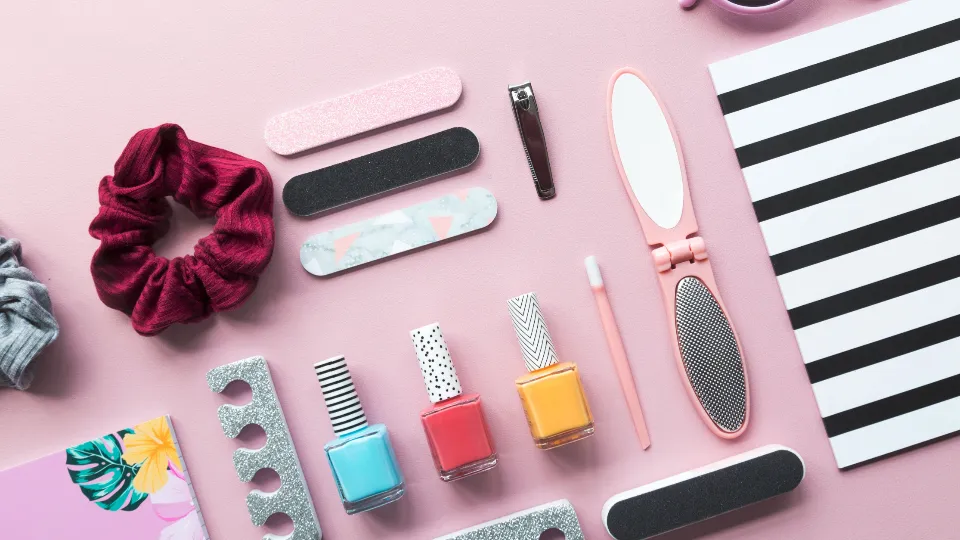 Nagellack och skönhetsprodukter på rosa underlag